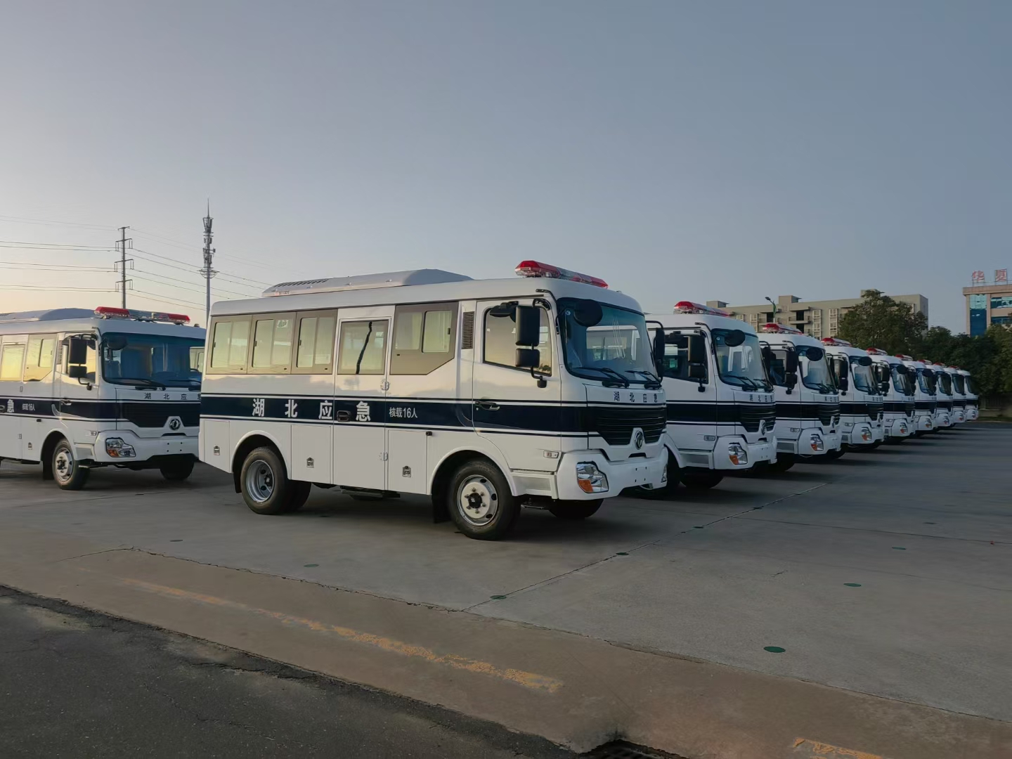 东风超龙六驱运兵车